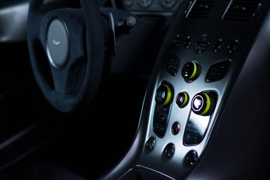 Детали интерьера Aston Martin Rapide AMR 2017 года  (фото 30 из 32)